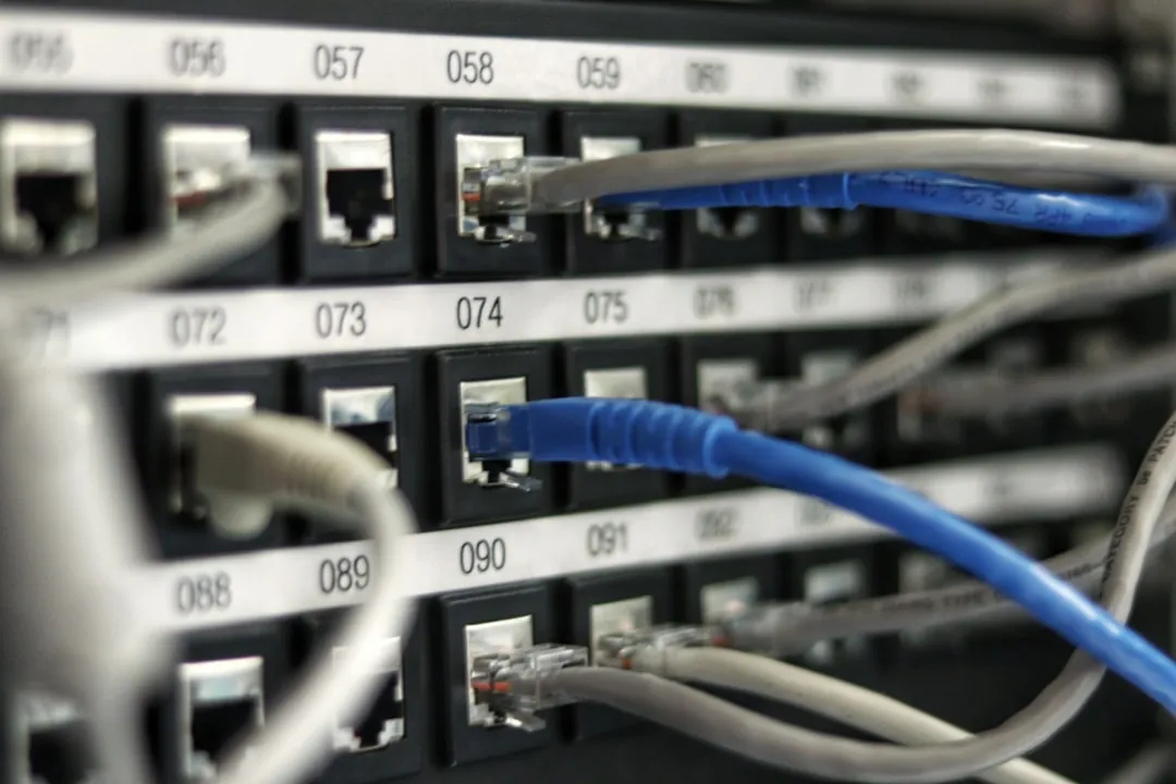 西南地区户外塑料桌椅选型要点与材质对比分析