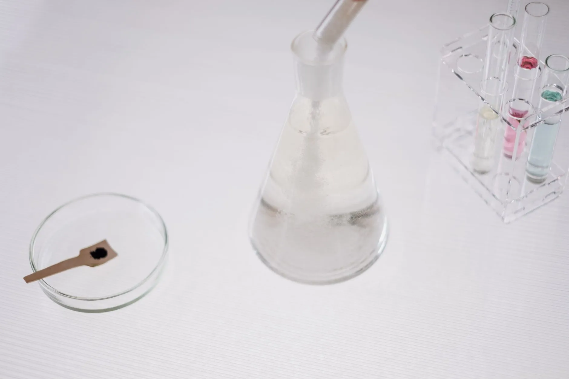 成都地区塑料桌椅选购指南：耐用户外家具材质对比分析